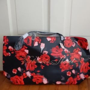 Free with purchase of $40 🆕Victoria's Secret tote